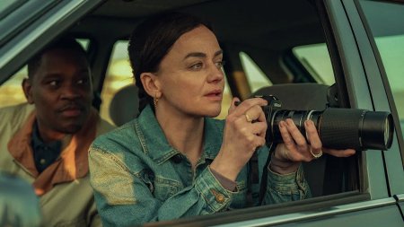 Kép a Netflix Legends sorozatból, ahol a szereplők egy autóból fényképeznek